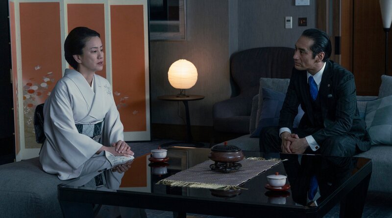 Clanchef Tozawa (Ayumi Tanida) ahnt nicht, was seine Ehefrau Kazuko Tozawa (Makiko Watanabe) vorhat – Bild: HBO Max/​Fifth Season, LLC