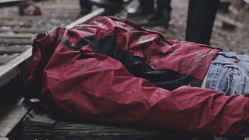 Ein Zugführer entdeckt eine enthauptete Leiche auf den Gleisen einer einsamen Zugstrecke. Um den Fall zu lösen, muss Lieutenant Joe Kenda auf eine Stimme aus dem Grab hören. Kann er den Täter finden? – Bild: MMXV DISCOVERY COMMUNICATIONS, LLC.