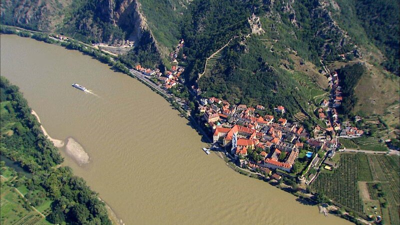 Blick auf die Wachau mit Dürnstein. Das Tal ist eine von nur mehr zwei freien Fließstrecken, die der Donau geblieben sind. – Bild: ORF/​Power of Earth/​Kurt Mündl