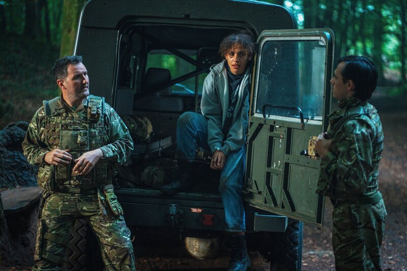 Die Einheit um Sergeant Parrenster (John Hollingworth, l.) hat Billy (Ava Hinds-Jones, M.) in Gewahrsam genommen. – Bild: James Pardon /​ ZDF