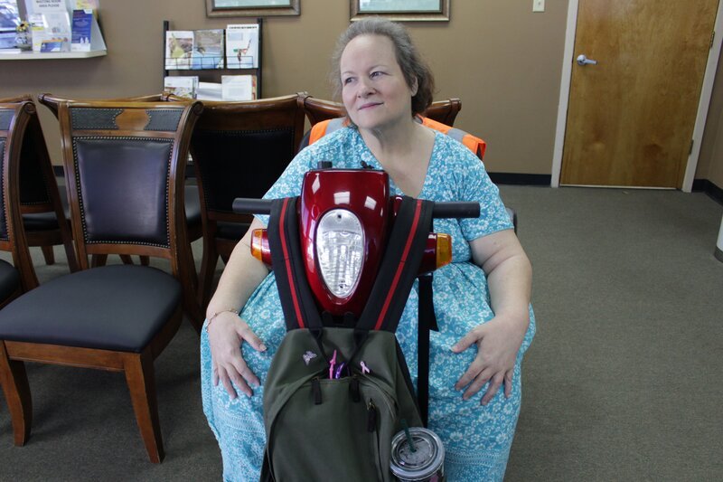 Janine sits in scooter – Bild: Discovery Channel