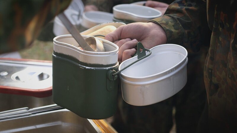 Henkelmann-ähnliches Essgeschirr gibt es immer noch. – Bild: Honorarfrei – nur für diese Sendung bei Nennung ZDF und Robert Cöllen.
