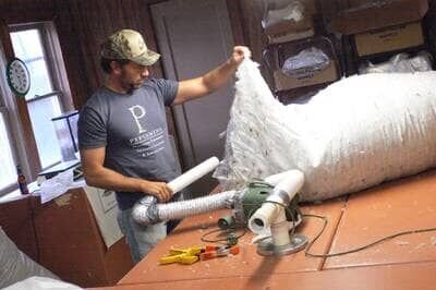 Host Mike Rowe in Dirty Jobs episode, Goose Down Plucker. In Tulelake CA, Mike cleans and processes ducks, using their plumage to make high-quality down pillows at the Tulegoose Pillow Company. – Bild: Discovery Channel