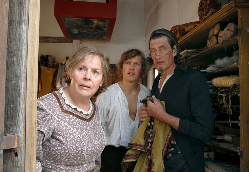 Die bettelarmen Schneidersleut (Ursula Karusseit,li. und Winfried Glatzeder,re) haben Max (Remo Schulze, MItte) als Lehrling bei sich aufgenommen. – Bild: WDR/​WDR/​Hardy Spitz