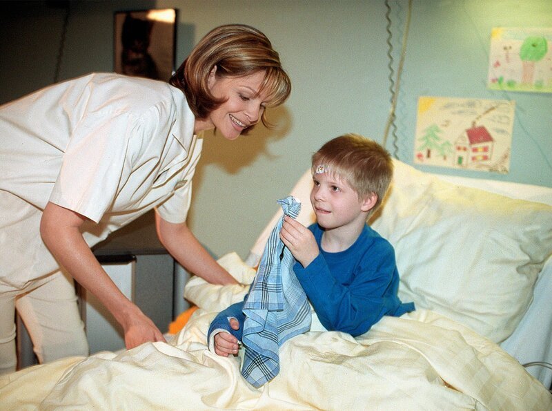 Schwester Yvonne (Maren Gilzer) kümmert sich um den kleinen Patienten Daniel Weide (Benjamin Berger). – Bild: MDR/​Laue