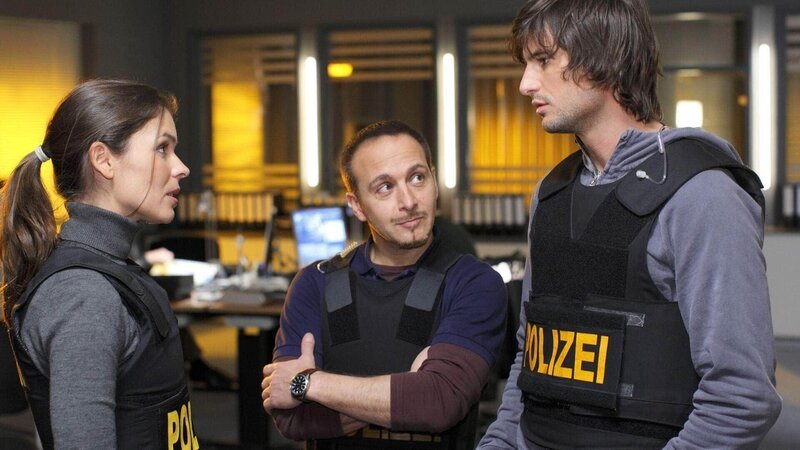 Während Semir (Erdogan Atalay, M.) und Ben (Tom Beck) an die Unschuld von „Christo“ glauben, hält Kim (Katja Woywood) ihn für den Täter – ihren eigenen Vater … – Bild: MG RTL D /​ Guido Engels