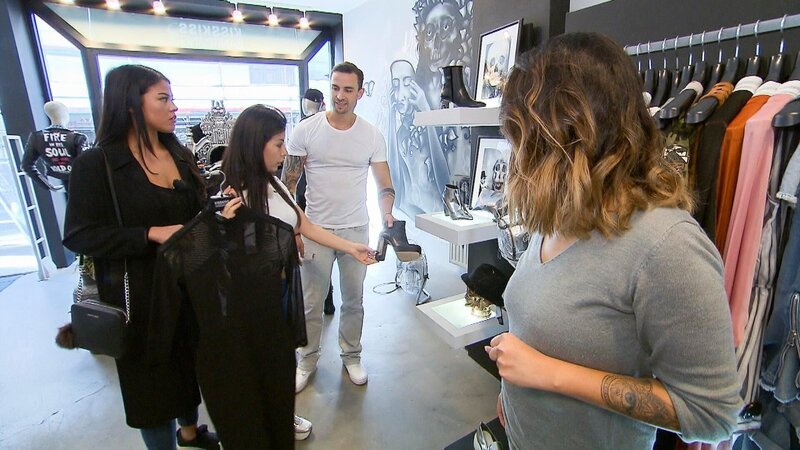 Perwin (2.v.l.) und Shoppingbegleitung Noria (l.) – Bild: RTL /​ Constantin Ent.