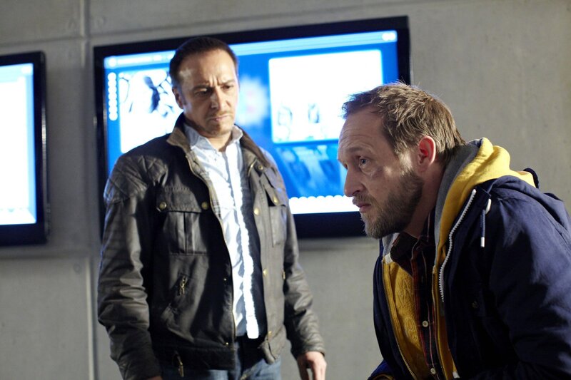 Mathias Schubert (Stephan Kampwirth, r.) erzählt Semir (Erdogan Atalay) von seinen Niederlagen, seiner zerstörten Ehe und seiner Tochter. – Bild: RTL