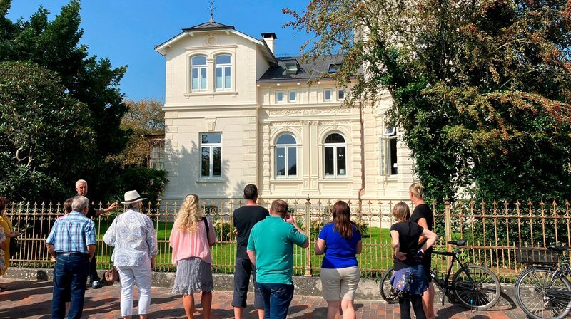 Eine restaurierte Stadtvilla beim „Tag des Offenen Denkmals“. – Bild: NDR/​Johann Ahrends | video:arthouse
