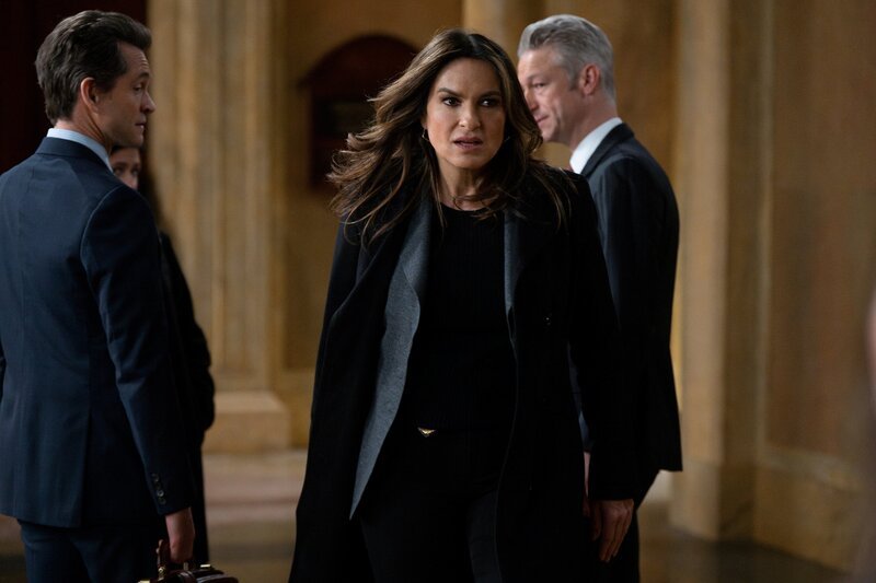 LAW & ORDER -- ìPlay with Fire Pt. 1“ Episode 24019 -- Pictured: (l-r) Hugh Dancy as A.D.A. Nolan Price, Mariska Hargitay as Capt. Olivia Benson, Peter Scanavino as A.D.A Dominick „Sonny“ Carisi Jr. – Bild: NBC /​ UNIVERSAL