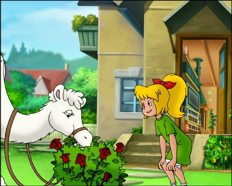 Ein weißes Dromedar knabbert unter Bibis Aufsicht an den Rosenblüten in Blocksbergs Garten. – Bild: ZDF und A. Film A/​S und KIDDINX Studios GmbH