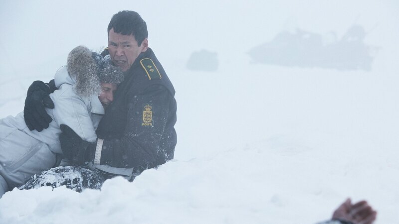 Thin Ice Staffel 1 Folge 4 Ein schrecklicher Fund: Bianca Kronlöf als Liv Hermanson, Angunnguaq Larsen als Enok Lynge – Bild: SRF/​Banijay Rights