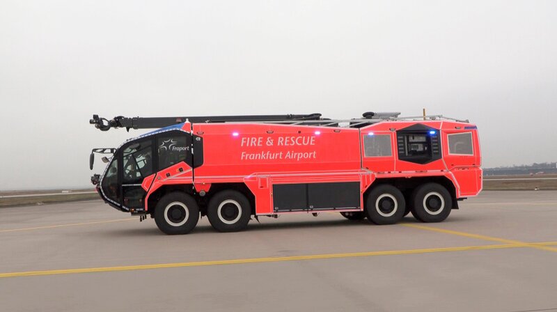 Der Flughafen Frankfurt bekommt einen neuen Giganten: das Löschfahrzeug Panther. – Bild: HR