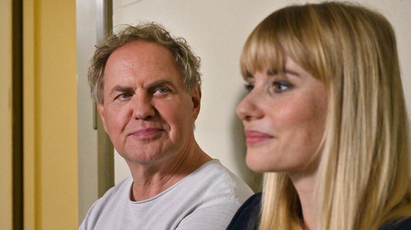 Fritz Thomas (Uwe Ochsenknecht) macht seiner Tochter Jasmina (Anna Hausburg) Mut wegen der geplanten Organspende. – Bild: ARD Degeto/​Hardy Spitz/​Hardy Spitz