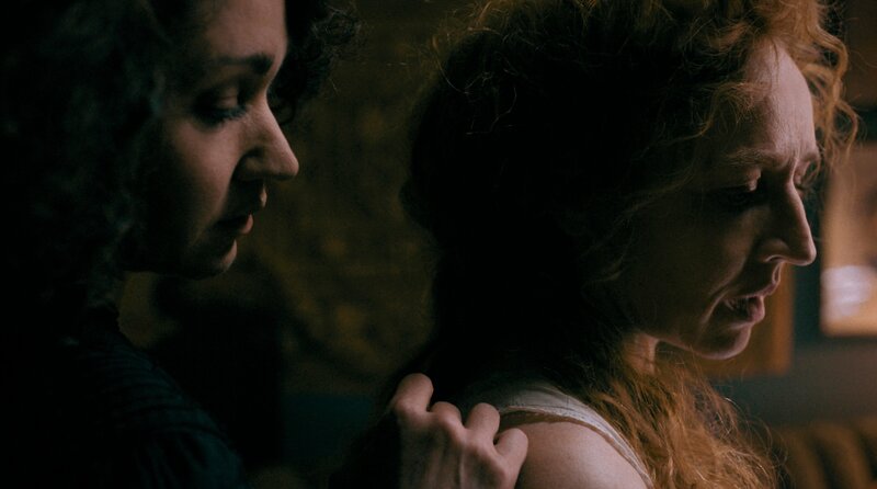 Verbotene Liebe: Nappi (Lisa Maria Potthoff) nimmt Colina Kandl (Brigitte Hobmeier) die Angst vor ihren Gefühlen. – Bild: BR/​ARD Degeto Film GmbH/​MDR/​Zeitsprung Pictures GmbH/​Michael Kotschi