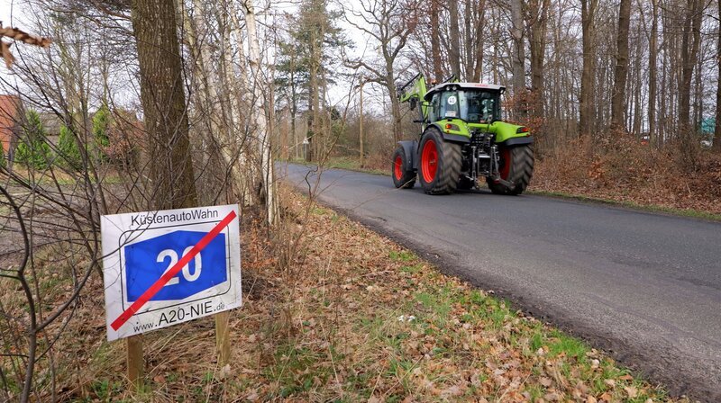 Entlang der geplanten Trasse wehren sich Betroffene gegen den Autobahn-Bau. – Bild: NDR