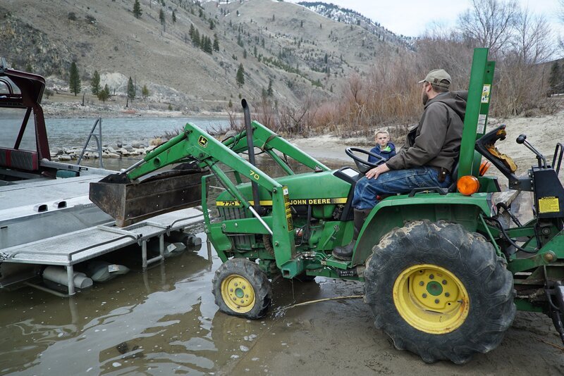 Buck Dewey on his old tractor, talking with his son Dax Dewey at Mackay Bar. – Bild: Discovery Channel /​ Discovery Communications, LLC