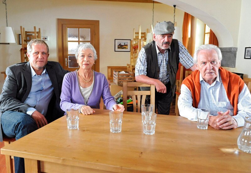 Von links: Thomas, Hermine, Blasius und Gottfried verfolgen die entscheidende Fernsehdiskussion zur Bürgermeisterwahl. – Bild: ARD/​ARD/​ORF/​Hubert Mican