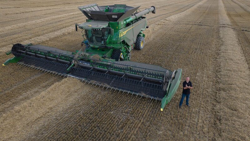 Die Luftaufnahme zeigt den Mähdrescher beim Mähen des Getreides in Wojnowo, Polen. Er kann mehr als 100 Tonnen Getreide pro Stunde dreschen. – Bild: National Geographic/​Dawid Gut /​ Disney