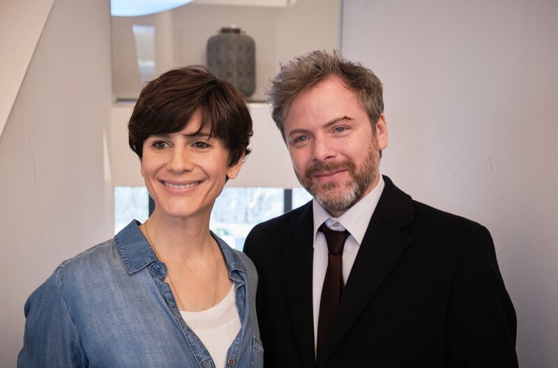 Johanna und Ben Dellien (Christina Hecke und Nicholas Reinke) versuchen, sich nicht anmerken zu lassen, dass ihr Leben gerade aus den Fugen gerät. – Bild: SWR/​Benoît Linder /​ SWR Presse/​Bildkommunikation