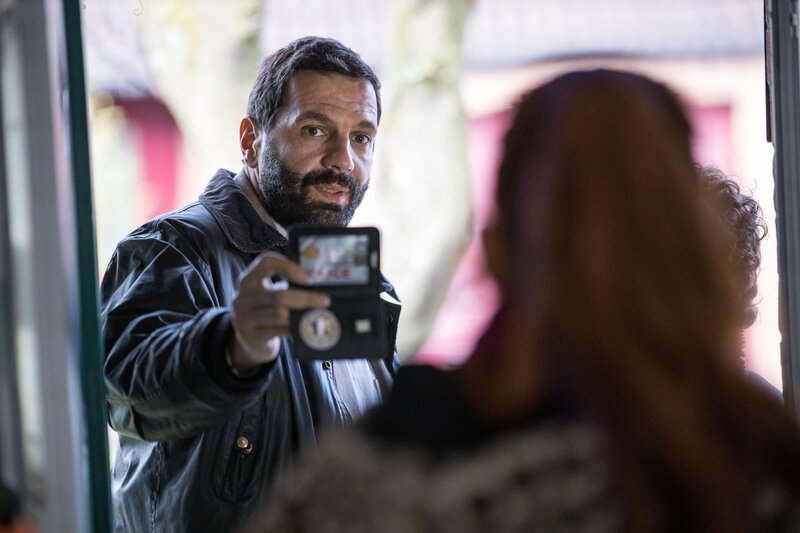 Adam Karadec (Mehdi Nebbou, l.) – Bild: PHLIPPE LE ROUX – THIBAUT GRABHERR /​ SEPTEMBREPRODUCTIONS /​ TF1