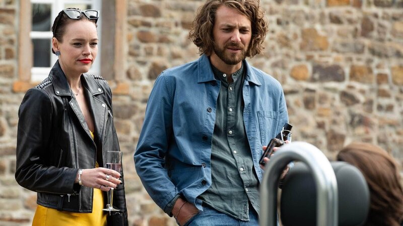 Livia (Livia Matthes) und Alexander (Frederik Götz)  Die Verwendung des sendungsbezogenen Materials ist nur mit dem Hinweis und Verlinkung auf TVNOW gestattet. – Bild: RTL /​ Julia Feldhagen