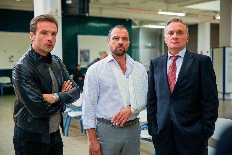 ARD VORSTADTWEIBER, neue Serie mit 10 Folgen, Folge 9 am Dienstag (23.06.15) um 20:15 Uhr im Ersten. Josef Steinberg ist erschossen worden. Beim Toten hat man ein Umweltverträglichkeitsgutachten gefunden. Nervosität macht sich nicht nur bei unseren Grundstücksspekulanten, sondern bis in die hohe Politik hinein breit. Im Bild (v.li.): Bertram Selig (Lucas Gregorowicz), Georg Schneider (Juergen Maurer), Hadrian Melzer (Bernhard Schir). – Bild: ARD/​ORF/​MR Film/​Petro Domenigg