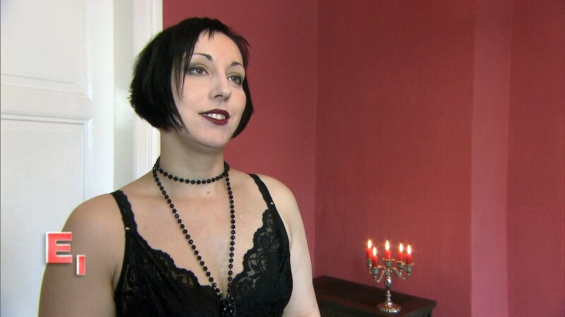 Um ihren Exhibitionismus ausleben zu können, arbeitet die 29-jährige Mia als Model im Fetisch- und Gothicbereich. – Bild: RTL II