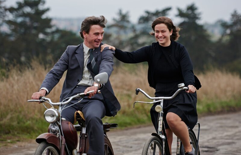 Anna Erler (Henriette Confurius) lässt sich unbeschwert von ihrem Kollegen Adolph Herrmann (Peter Schneider) ziehen. – Bild: ZDF und Julie Vrabelova