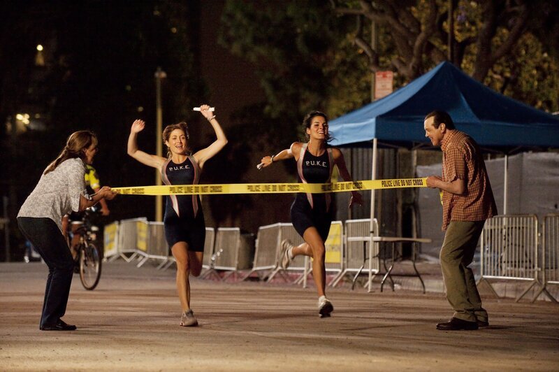 Angela Rizzoli (Lorraine Bracco), Jane (Angie Harmon), Maura (Sasha Alexander) und Frank Rizzoli Sr. (Chazz Palminteri) – Bild: TVNOW /​ Warner Brothers En