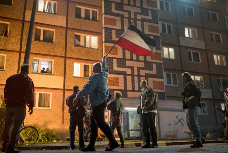 1991 marschieren Rechtsextreme in Hoyerswerda auf. – Bild: MDR/​Disney/​Frizzi Kurkhaus