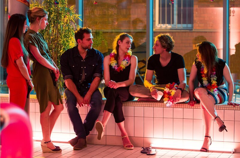 Gemeinsam mit ihren Ausbildern genießen die Pflegeschüler die Pool-Party. V.l.n.r. Arzu Ritter (Arzu Bazman), Alexandra Lundqvist (Friederike Linke), Darius Korschin (Moritz Otto), Louisa Neukamm (Llewellyn Reichman), Fiete Petersen (Adrian Gössel) und Jasmin Hatem (Leslie-Vanessa Lill). – Bild: ARD/​Daniela Incoronato