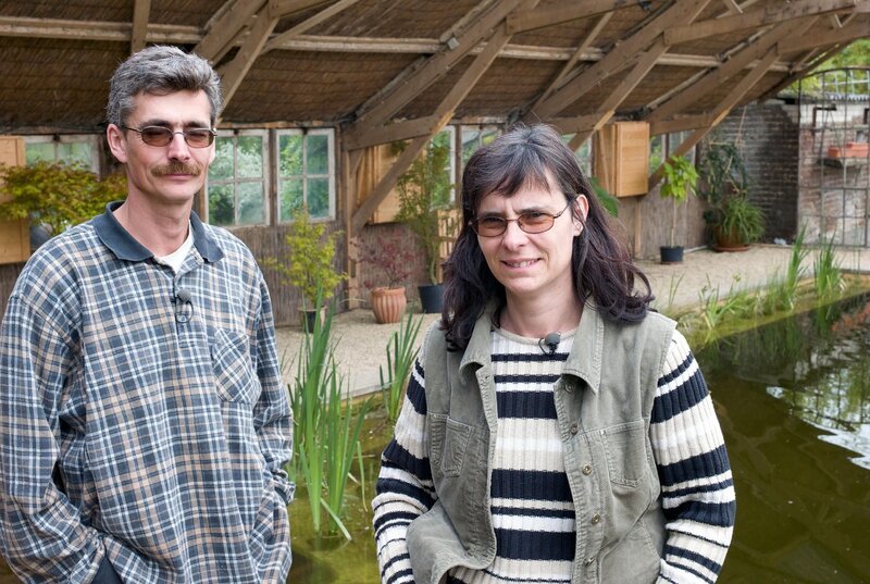Ganz zur Freude von Petra zaubert Ralf aus einer gewöhnlichen Vogelvoliere einen Blickfang für den Garten. – Bild: RTL /​ Tokee bros./​RP /​ Staffel VI, Folge 17
