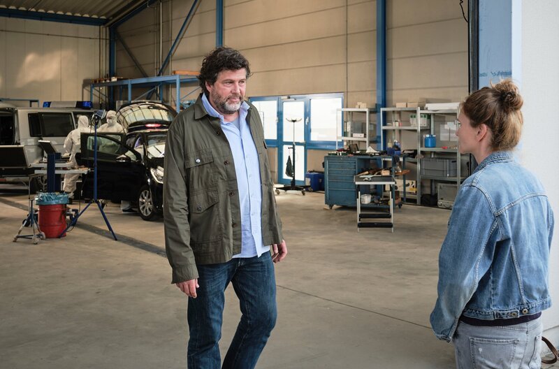 Friedemann Berg baut Sandra Vogt goldene Brücken, um sie zu einer Aussage zu bewege. Aber sie bleibt verschwiegen. – Bild: SWR/​BenoÎt Linder