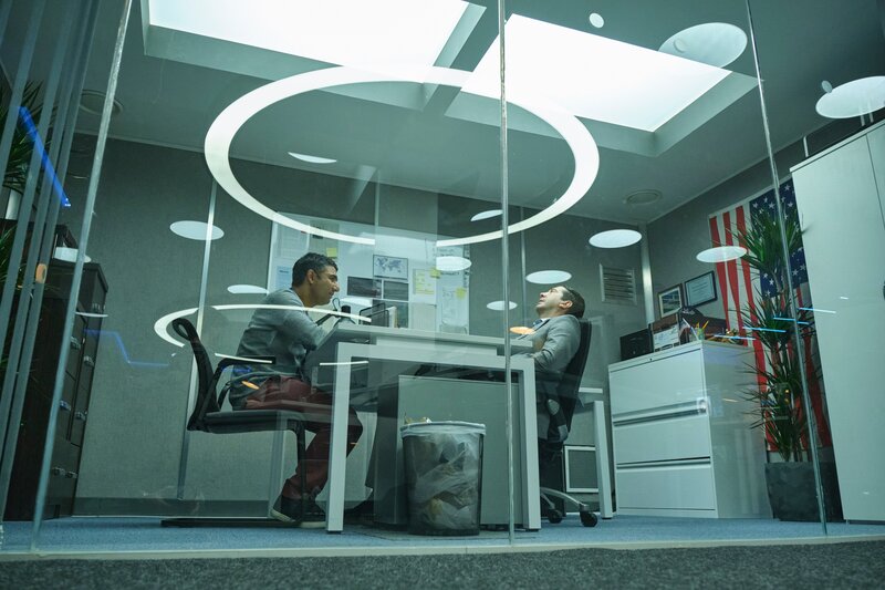 L-R: Joseph Harries (Nick Mohammed), Jerry Bernstein (David Schwimmer) – Bild: Ollie Upton /​ Sky UK Limited