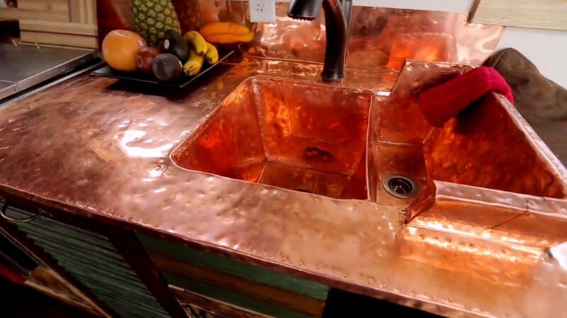 Sarah leitet Expeditionen in der Antarktis und auf Grönland, ihr Partner Erik ist Fotograf und Profi-Kajaker. Da beide ständig auf Reisen sind und dann im Auto oder bei Freunden schlafen, möchte Erik ein Zuhause, das sie mitnehmen können. Ein Tiny House auf Rädern wäre perfekt: das fahrbare Basislager für ihre Abenteuer. Ihr Haus soll 15 qm bekommen und auf diesem Raum eine Küche, ein Duschbad und Platz für Freunde bieten. Ganz wichtig sind außerdem Stauraum für ihre Ausrüstung und eine eigene Stromversorgung, am liebsten mit Solarenergie. Das Paar will überwiegend recycelte Materialien verwenden und viel selber machen. Geplante Kosten: 25.000 Dollar. – Bild: Tanja Bachetzky /​ HGTV