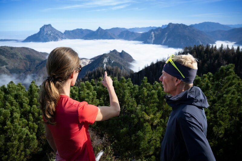 Markus Kröll und Andrea Mayr (beides Trailrunner) während ServusTV’s „Bergwelten – Der Trail ist das Ziel“ auf dem Trail zum Feuerkogel. – Bild: ServusTV /​ Andreas Kaboto Photography