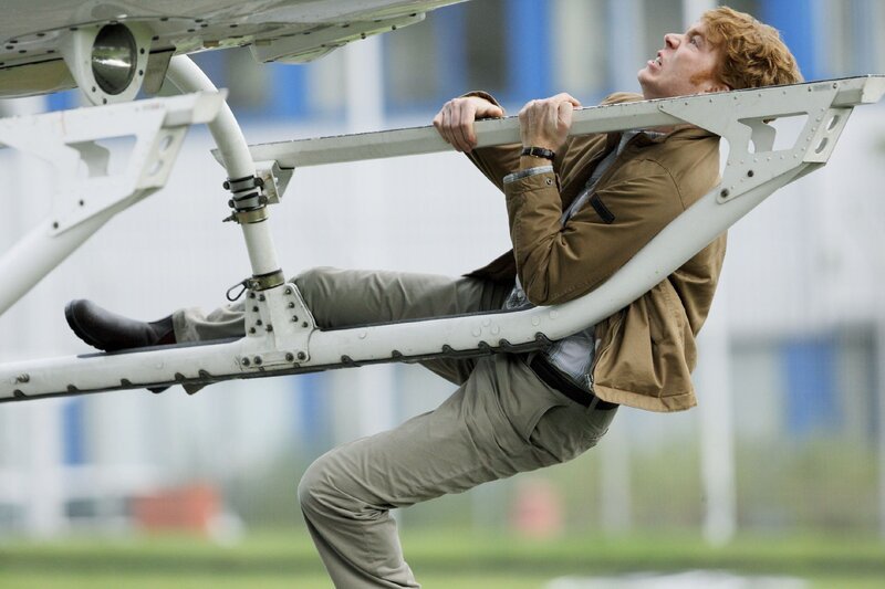 Als Hartmut (Niels Kurvin) entdeckt, dass die Hacker mit Lara fliehen wollen, nimmt er die Verfolgung auf und hängt sich an den Helikopter … – Bild: RTL /​ Guido Engels