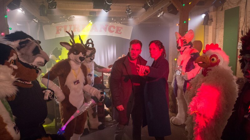 Auf der großen Furry-Party bitten die Kommissare Pöhlmann (Dominic Boeer, 4.v.r.) und Joost (Nike Fuhrmann, 3.v.r.) die Beteiligten darum, ihre Kostüm-Köpfe abzunehmen, womit sie auf starken Protest stoßen. Dann entdecken sie unter den Gästen tatsächlich auch ein Känguru. Die Kommissare sind gespannt, ob sie den wahren Täter gefunden haben. – Bild: ZDF und Marc Meyerbroeker