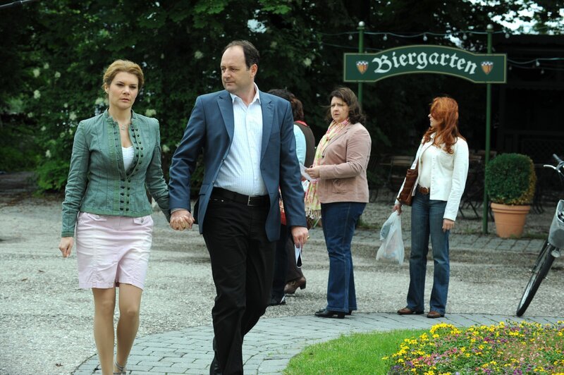 Das Getratsche der Landfrauen trifft Uschi und Hubert. Von links: Uschi Guggenmoser (Silke Popp) und Hubert Kirchleitner (Bernhard Ulrich). – Bild: BR/​Marco Orlando Pichler