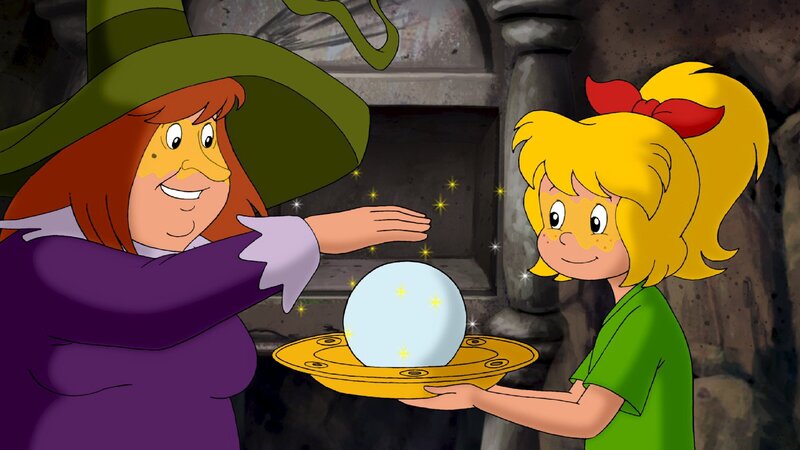 Walpurgia (l.) streut Sternenstaub auf eine Hexenkugel, die Bibi (r.) auf einer Schale hält. – Bild: ZDF und Kiddinx