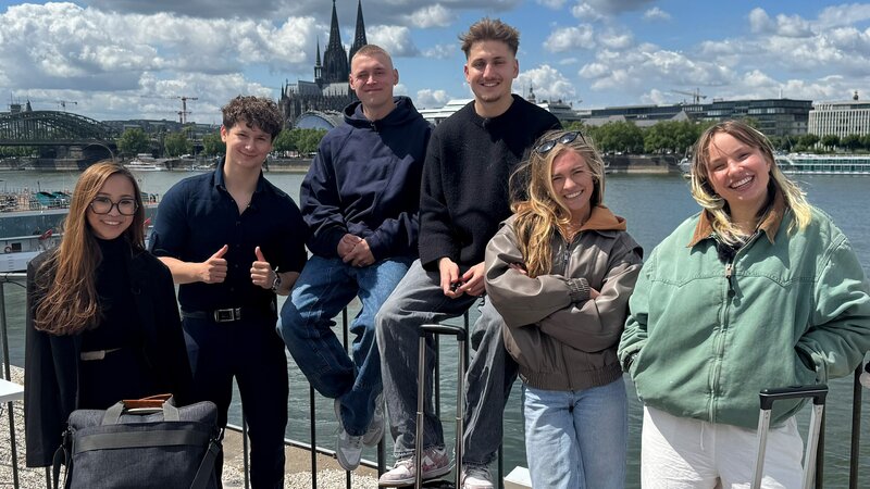 Die neu zusammengewürfelte Gruppe: Trang, Deniz, Ole, Robin, Alexa und Greta waren in den letzten Jahren in unterschiedlichen Jungs- und Mädchen-WGs und haben dort den Urlaub ihres Lebens ohne Eltern verbracht. – Bild: ZDF/​Georg Bussek