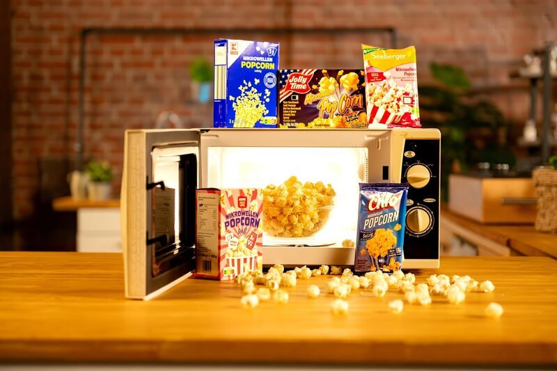 Popcorn aus der Mikrowelle: Sebastian Lege zeigt, welche Stoffe die Industrie einsetzt – und warum. – Bild: ZDF und Lars_Doering