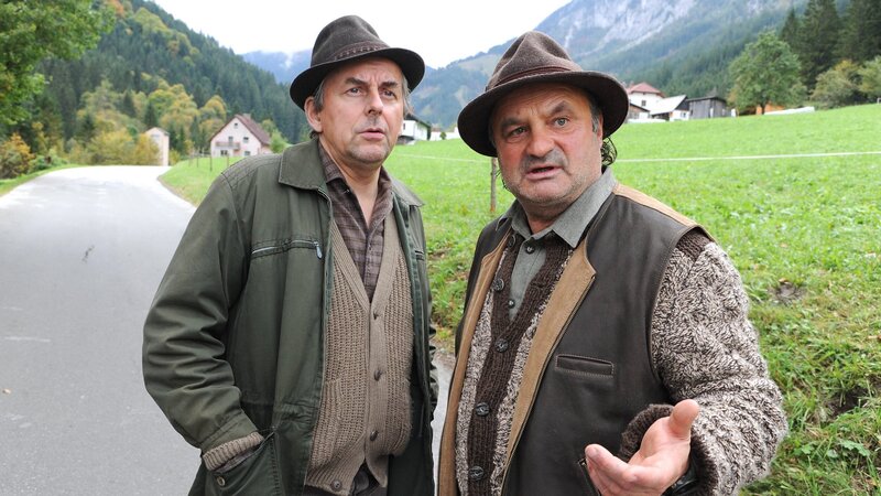 Den Jägern Willi (Johannes Silberschneider, li.) und Wagner (Josef Forster) ist die ermordete Journalistin schon zu Lebzeiten ins Auge gestochen. – Bild: port.hu