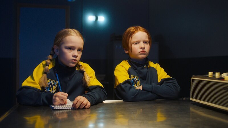 Akribisch versuchen Sonya (Noelia Thorstensen, l.) und Magnus (Leopold Løw Thu, r.) bei ihren Verhören herauszufinden, wer für das Verschwinden von Super-Meerschweinchen Gustav verantwortlich ist. – Bild: ZDF/​Eline Ødegaard