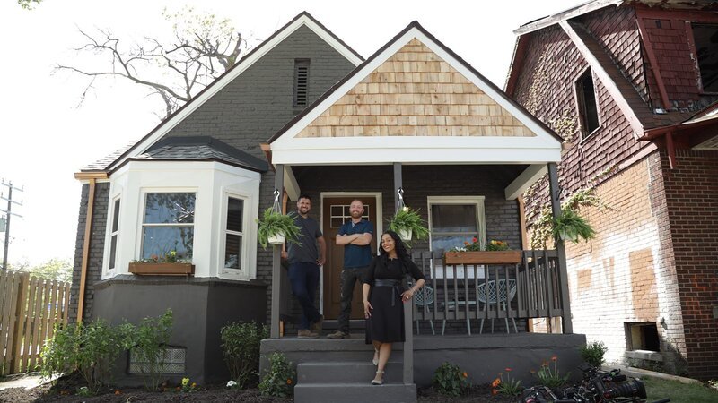 After 10 – Evan Thomas, Keith Bynum and Shea Hicks-Whitfield out front of the newly renovated „Physics House“, as seen on Bargain Block, Season 3. – Bild: Warner Bros. Discovery