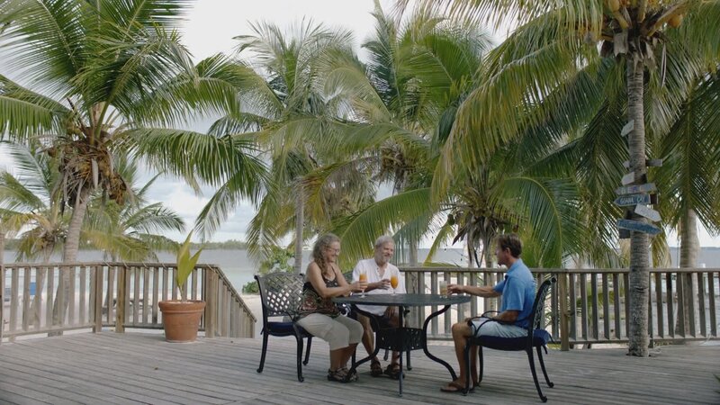 Joe und Vicky lebten ihren Traumjob und tourten für mehrere Jahre mit der Rockband „The Allmann Brothers“ durch die Welt. Zurück in Atlanta wollen sie auf die Bahamas ziehen, um sich dort von der aufregenden Zeit zu erholen. Vor allem Joe schwelgt in Erinnerungen an seinen Großvater, mit dem er auf den Abaco Inseln seine Ferien als Kind verbrachte. – Bild: HGTV