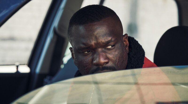Kongo (Mortel Jovete) fährt den Fluchtwagen – Bild: ARD Degeto/​Marco Fischer
