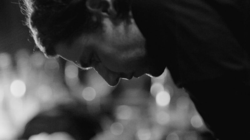 Jonas geht mächtig die Pumpe vor seinem Auftritt mit der Impro-Gruppe. Da hilft selbst Billas Rat gerade nichts: „Hab Vertrauen in dich! Und sag immer Ja. Zu allem!“ – Bild: BR/​rbb/​weltrecorder