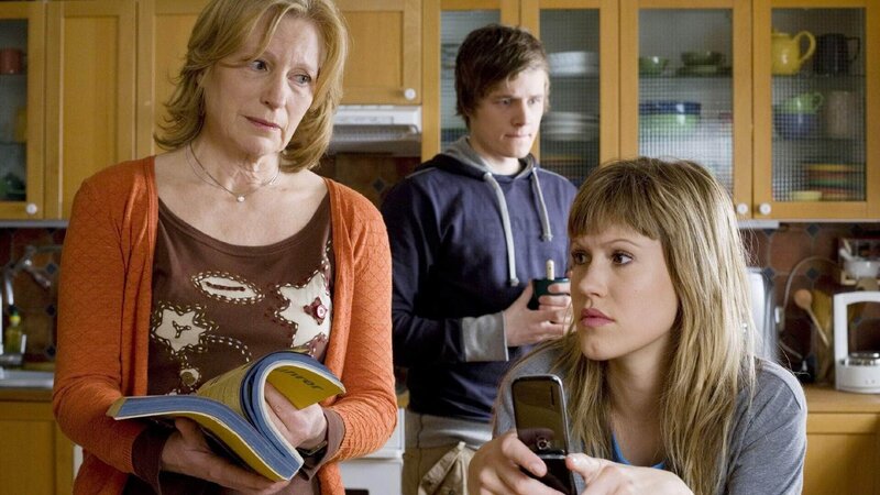 Während Anke (Maren Kroymann, li.) wegen der toten Ratte den Kammerjäger rufen will, ärgert sich Alex (Wolke Hegenbarth, re.) mal wieder über ihren Bruder Basti (Frederik Hunschede), der seine Spielchen mit seinen zahlreichen Damenbekanntschaften treibt. – Bild: RTL /​ Guido Engels